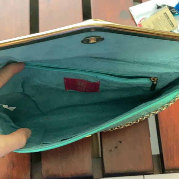 Expressions NYC clutch - Picture 4 of 7